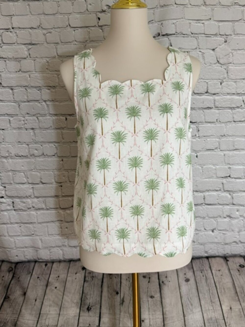 Crown & Ivy White Palm Scalloped Linen Blend Top Size S NWT Resort